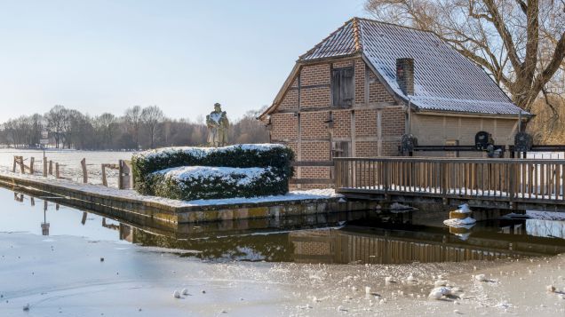 Ansicht auf die fürstbischöfliche Kornwassermühle in Heek-Nienborg im Winter.