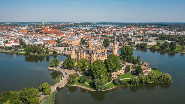 Vogelperspektivische Ansicht auf die Landeshauptstadt Schwerin mit dem Schloss im Vordergrund