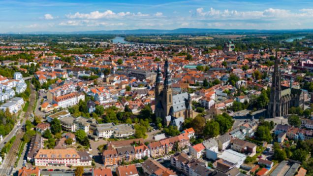 Übersicht aus der Vogelperspektive über die Stadt Speyer im Sommer
