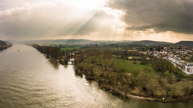 Bild aus der Vogelperspektive über den Rhein und die dahinterliegende Stadt Remagen
