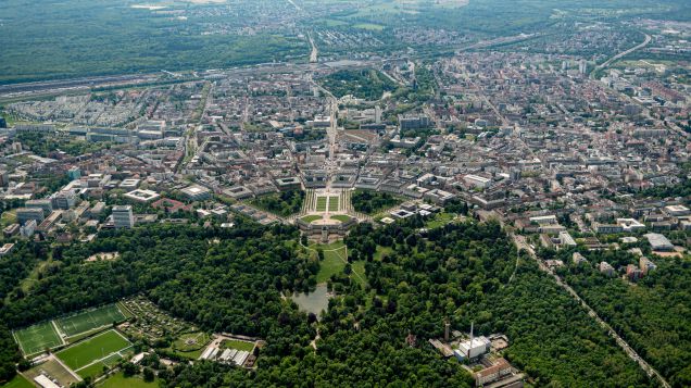 Vogelsicht auf die Stadt Karlsruhe mit dem Schloss im Vordergrund