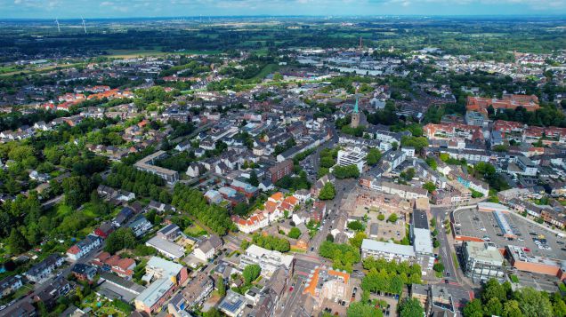Stadt Viersen. Quelle: AdobeStock Fotos Sichtbar ist eine Stadt aus Vogelperspektive.