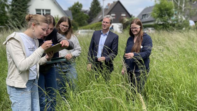 Citizen Science Workshop - Gruppe auf einer Wiese, die zusammen arbeitet
