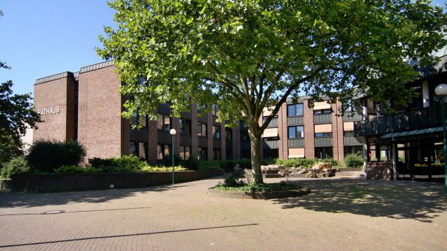 Rathaus Kolpingstadt Kerpen. Quelle: Kolpingstadt Kerpen Rathaus von Kerpen. Rotes Backsteingebäude mit dem Schriftzug Rathaus. Vor dem Rathaus befindet sich ein grüner Baum.
