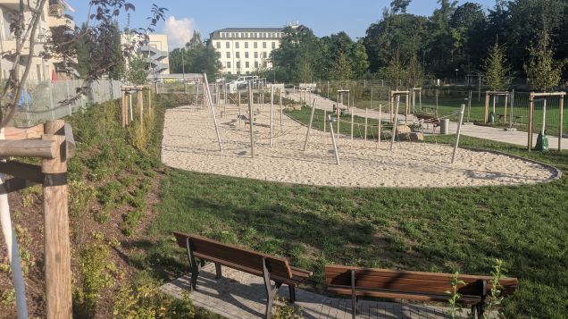 Kletteranlage mit Fallschutzkies und Parkbänken und Wartungsweg, Quelle: Landeshauptstadt Dresden, Amt für Stadtgrün und Abfallwirtschaft