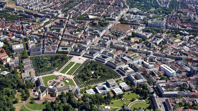 Innenstadt der Stadt Karlsruhe als Luftbild. Schloss und Schlosspark im Vordergrund.