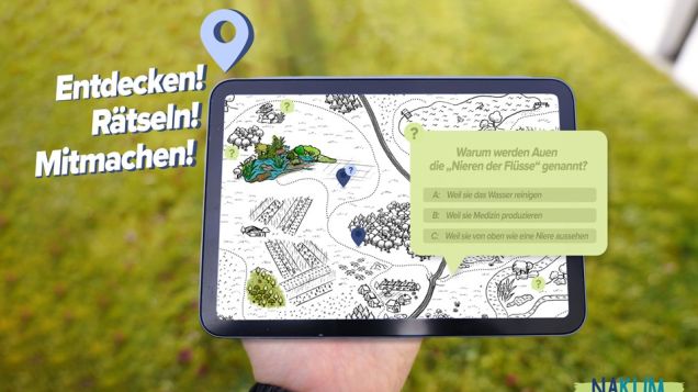 Eine Grafik einer Hand, die ein Tablet hält. Auf dem Tablet ist eine interaktive Karte mit Informationsfeldern gezeigt. Neben dem Tablet steht: Entdecken, Rätseln Mitmachen!