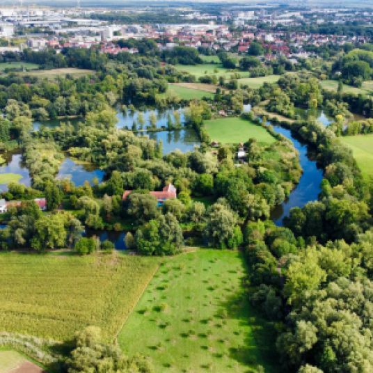 Dronenaufnahme von Gewässern um Hannover