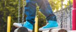 Kinderfüße auf Spielplatz