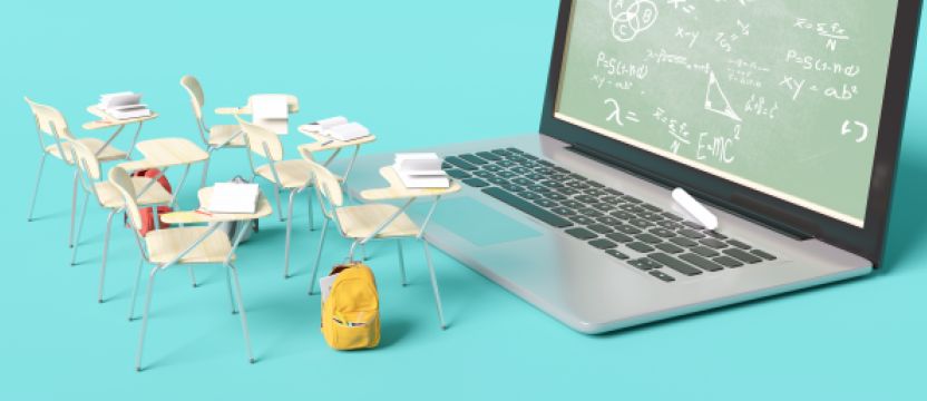 Laptop mit Miniaturstühlen davor