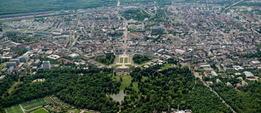 Vogelsicht auf die Stadt Karlsruhe mit dem Schloss im Vordergrund