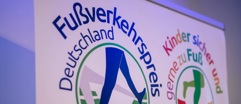 Logos von Haupt- und Sonderpreis auf der Leinwand