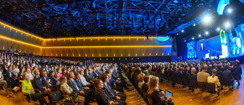 Fisheye-Foto mit Blick in den Saal der Rheingoldhalle Mainz, wo 2024 der Deutsche Umweltpreis der Deutschen Bundesstiftung Umwelt (DBU) verliehen wurde