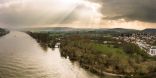 Bild aus der Vogelperspektive über den Rhein und die dahinterliegende Stadt Remagen