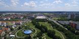 Zentral im Bild ist aus Vogelperspektive ein großer Park. Darum sind Stadtgebäude sichtbar.