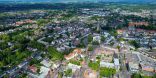 Sichtbar ist eine Stadt aus Vogelperspektive. 