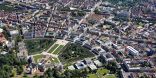 Innenstadt der Stadt Karlsruhe als Luftbild. Schloss und Schlosspark im Vordergrund.