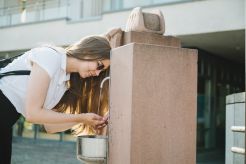 Trinkbrunnen Maulaff am Schlossplatz in Aschaffenburg, Deutschland.
