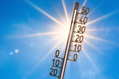 #200919047 istock, Günter Albers Thermometer vor blauem Himmel
