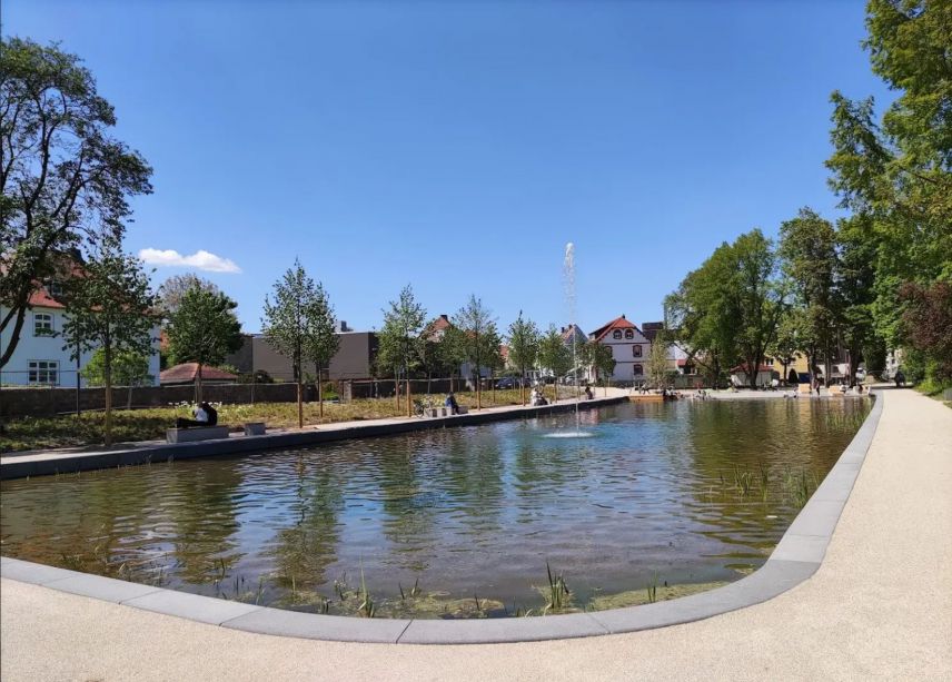 Im ersten Bauabschnitt "Umgestaltung Stadtpark" des Projekts "Zukunft Stadtgrün: Doppelter Stadtmauerring zwischen den Mauern und Grünfläche Laake" wurde ein rund 1.400 m² großer Teich angelegt. (Bildrechte: Stadt Korbach)