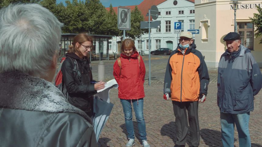 Expedition barrierefreies Boizenburg auf dem Rathausplatz Gruppe an Personen auf dem Marktplatz