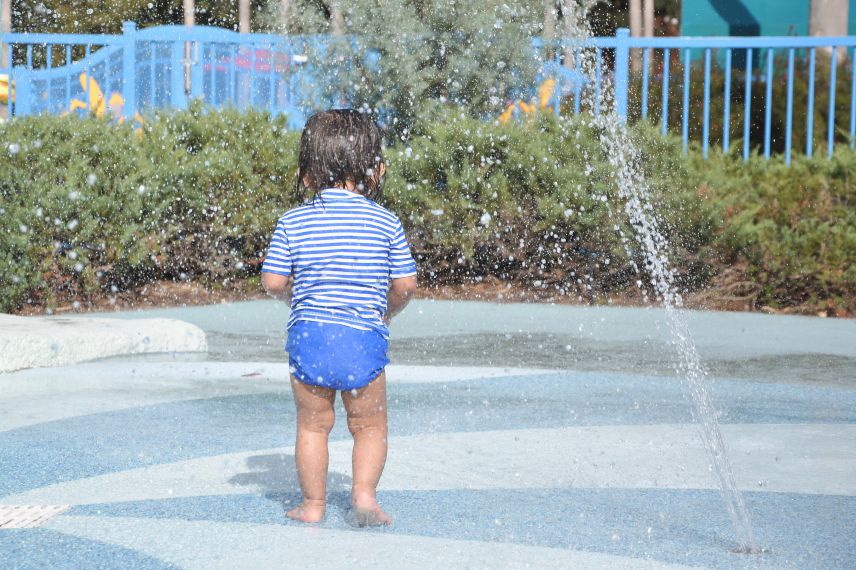 Wasserspiele Hitze Wasserspiele und Kind