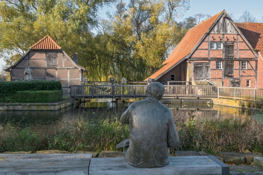 Die Kornwassermühle in Heek-Nienburg im Sommer (lizenziertes Stockfoto von Adobe) Ansicht auf die Kornwassermühle in Heek-Nienborg im Sommer