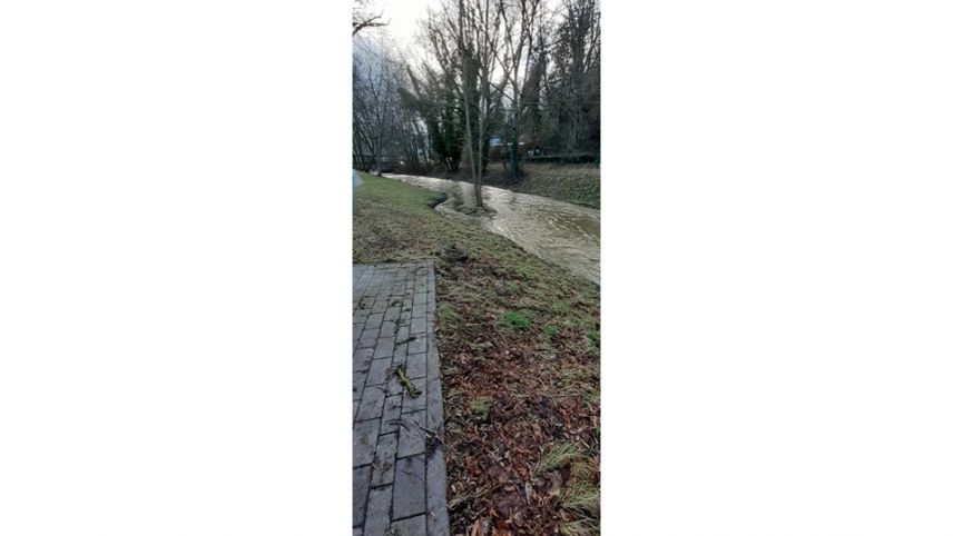 Bachlauf des Simmerbachs innerorts (2)