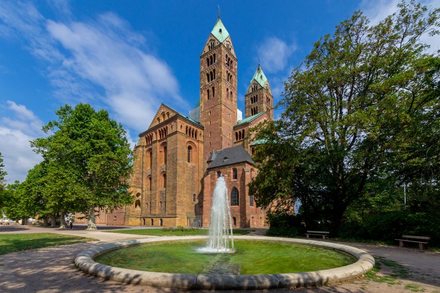 Springbrunnen vor dem Dom zu Speyer (lizenziertes Stockfoto) Springbrunnen im Vordergrund, Dom zu Speyer im Hintergrund