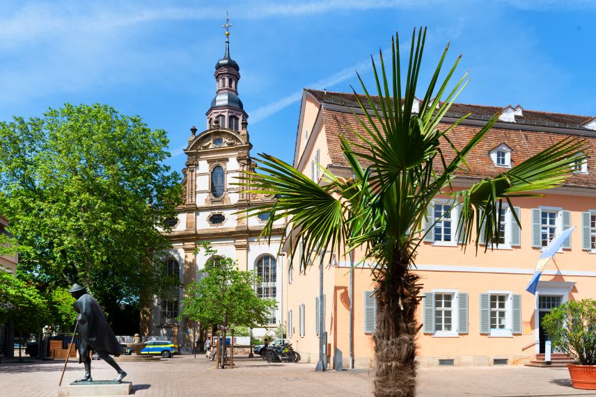 Palmen in der Speyerer Altstadt (lizenziertes Stockfoto) Straßenansicht in der Speyerer Altstadt mit Palmen im Vordergrund