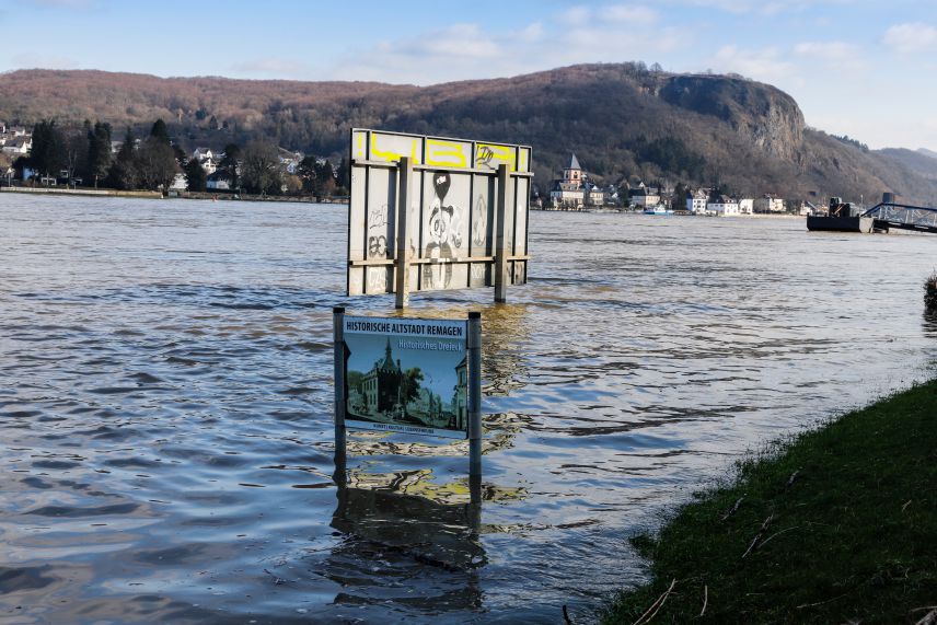 Hochwasser in Remagen (lizenziertes Stockfoto) Das Bild zeigt den Rhein während eines Hochwassers mit dem überfluteten Ortschild der Stadt Remagen