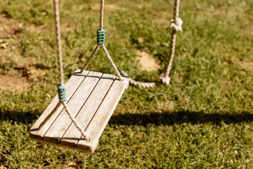 Nahaufnahme von dem Sitzbrett einer Holzschaukel