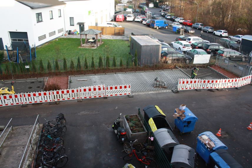 Entsiegelung der Parkplätze in der Bauphase. Quelle: BFGoe Zu sehen sind Parkplätze, die umgebaur werden. Mehr Entsiegelung und Begrünung der Ränder ist schon erkennbar.