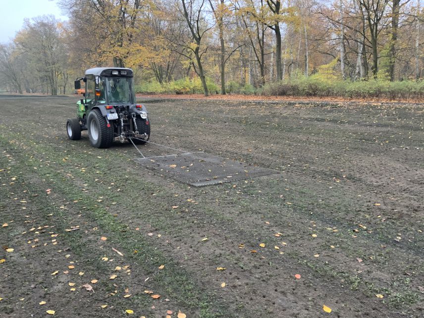 Berlin Volkspark Jungfernheide Einbringung der Pflanzkohle Berlin Volkspark Jungfernheide Einbringung der Pflanzkohle
