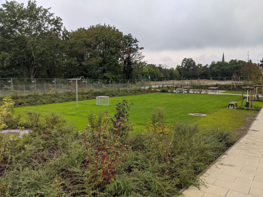 Spielwiese über der Rigole als Retentionsfläche mit Minitoren und Zielwurftrainer, Quelle: Landeshauptstadt Dresden, Amt für Stadtgrün und Abfallwirtschaft