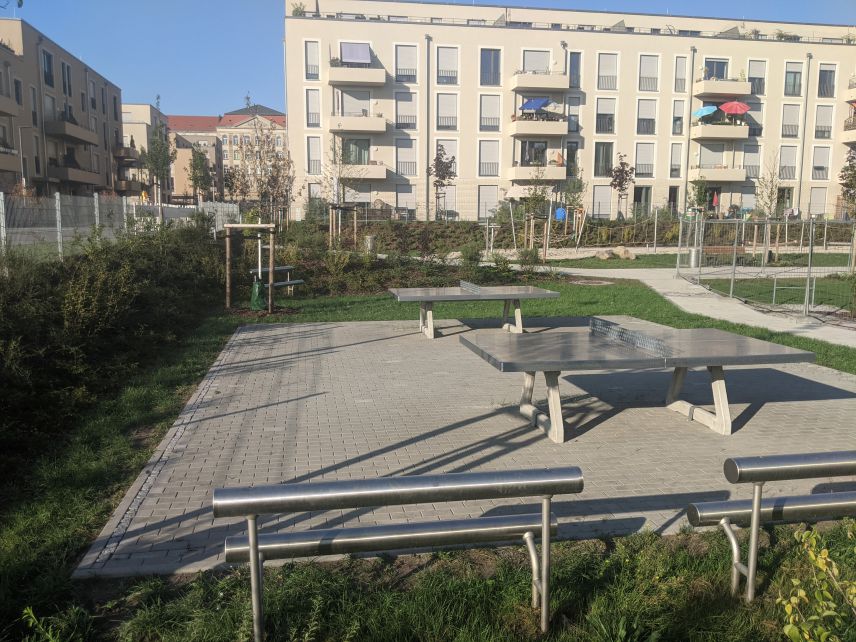 Jugendbereich - Tischtennis und Jugendbänke, Quelle: Landeshauptstadt Dresden, Amt für Stadtgrün und Abfallwirtschaft
