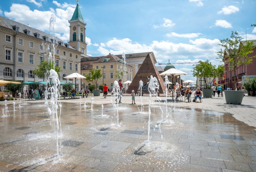 Wasserspiele auf dem städtischen Marktplatz zur Kühlung.