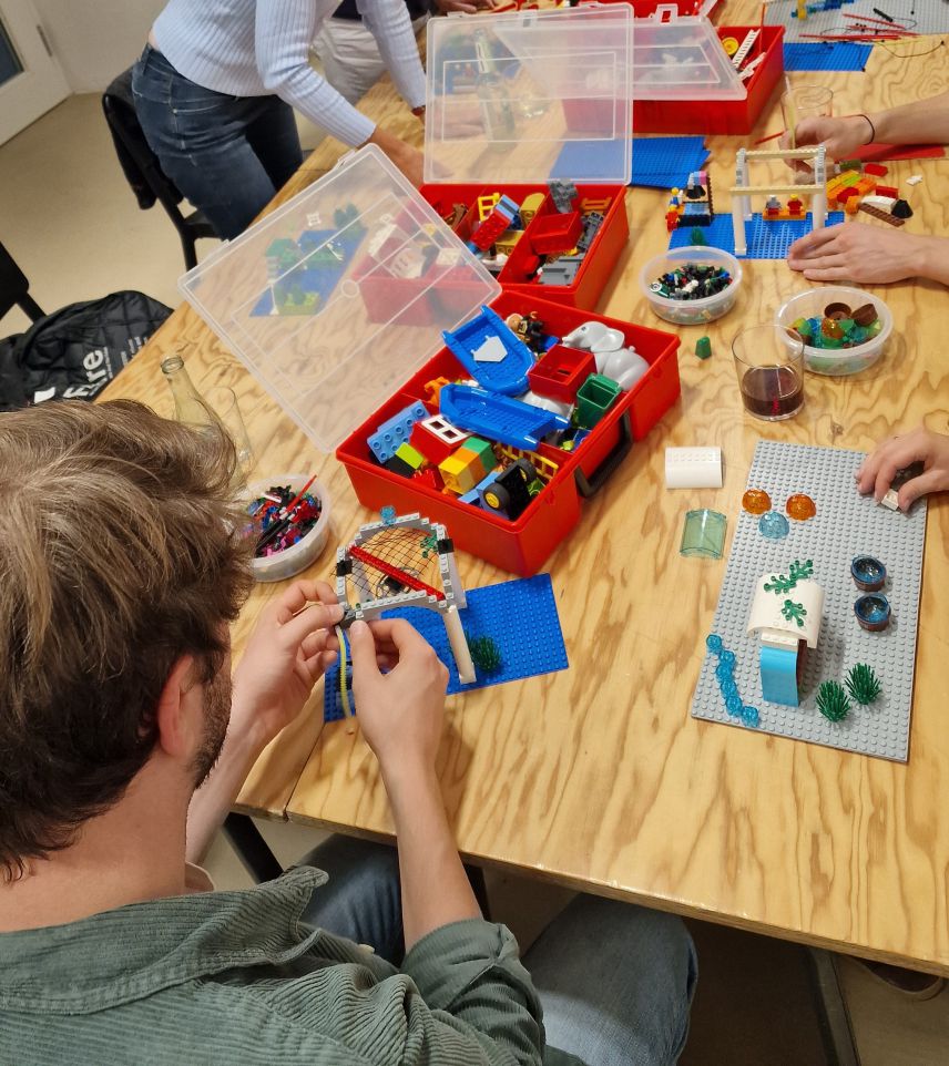 Bauen von möglichen Umgestaltungsmaßnahmen aus Bausteinen.