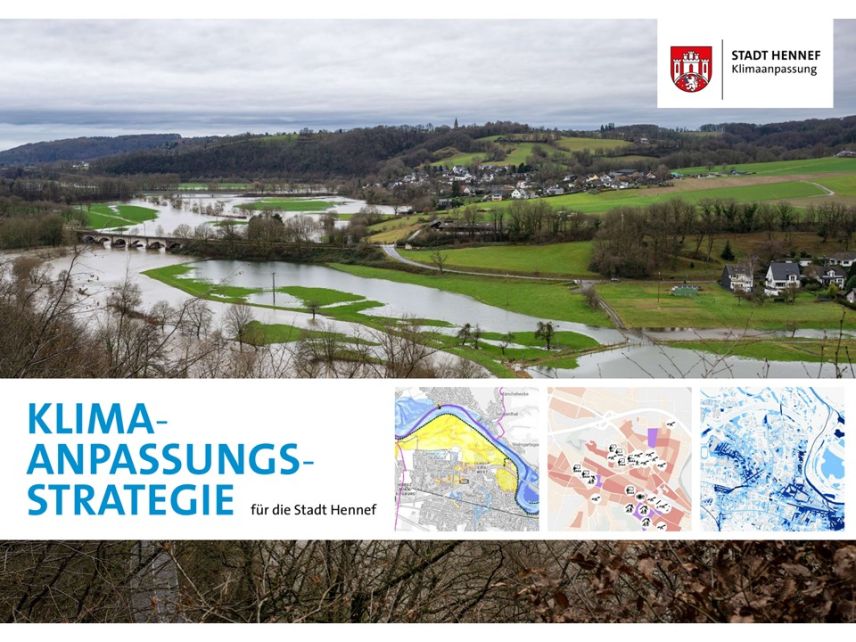 Titelbild der Klimaanpassungsstrategie. Im Hintegrund ist eine überflutete Flusslandschaft an einer Stadt zu sehen. Im Vordergrund der Bannder mit dem Titel und verschieden Klimaanalysekarten.