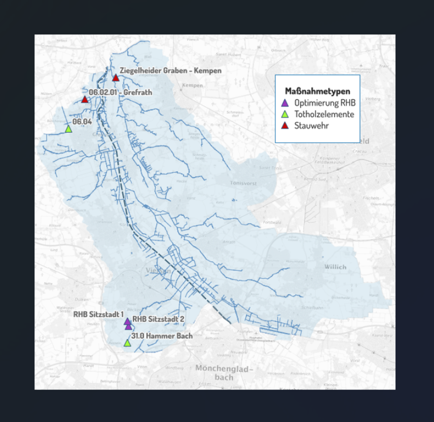 Eine blau markierte Fläche markiert das Projektgebiet. Eine Legende in der rechten Ecken erklärt die drei Maßnahmentypen (Optimierung RHB, Totholzelemente, Stauwehr), die mit kleinen Dreiecken gekennzeichnet sind.